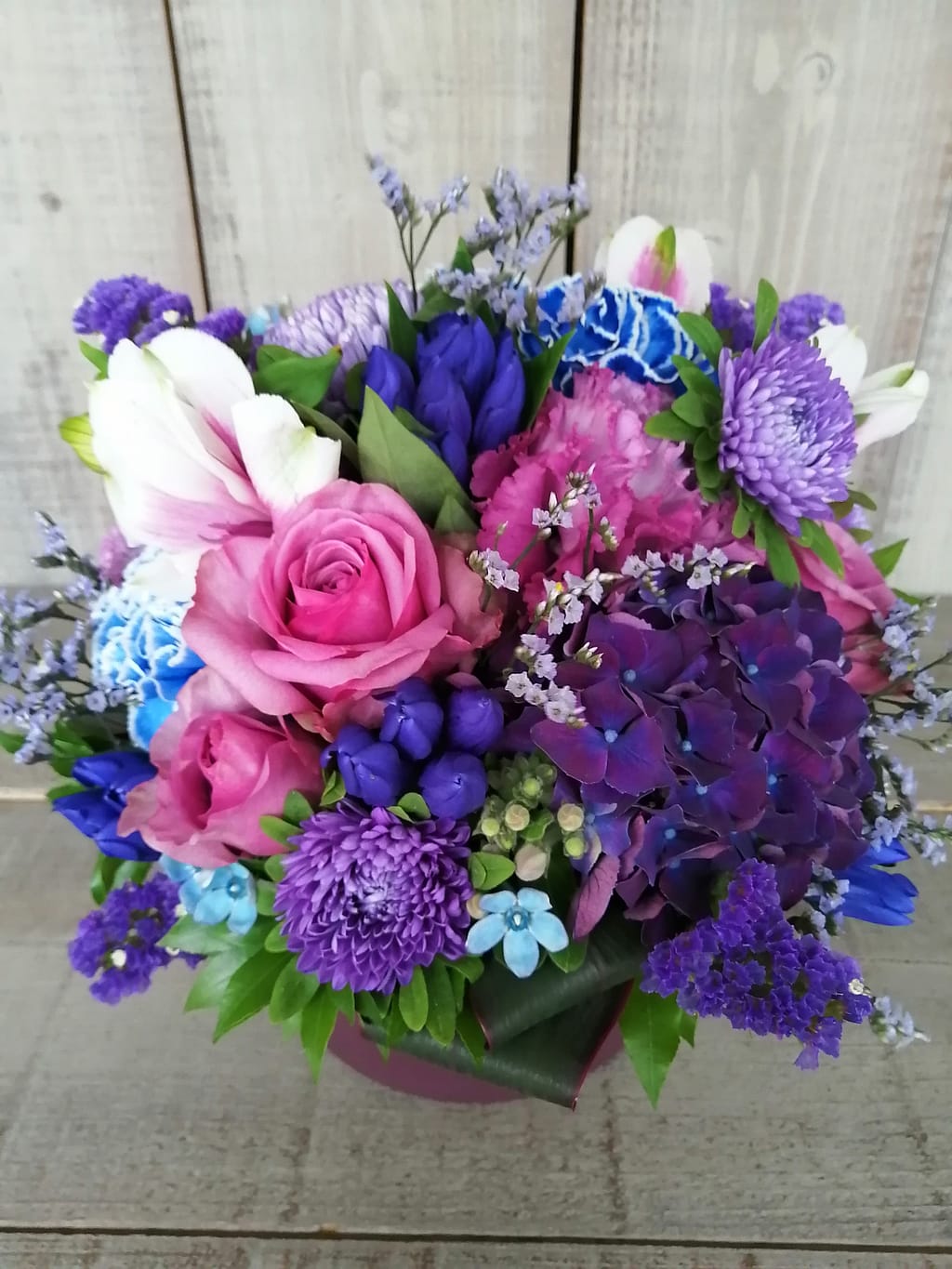 男性用アレンジメント。青や紫で大人っぽく