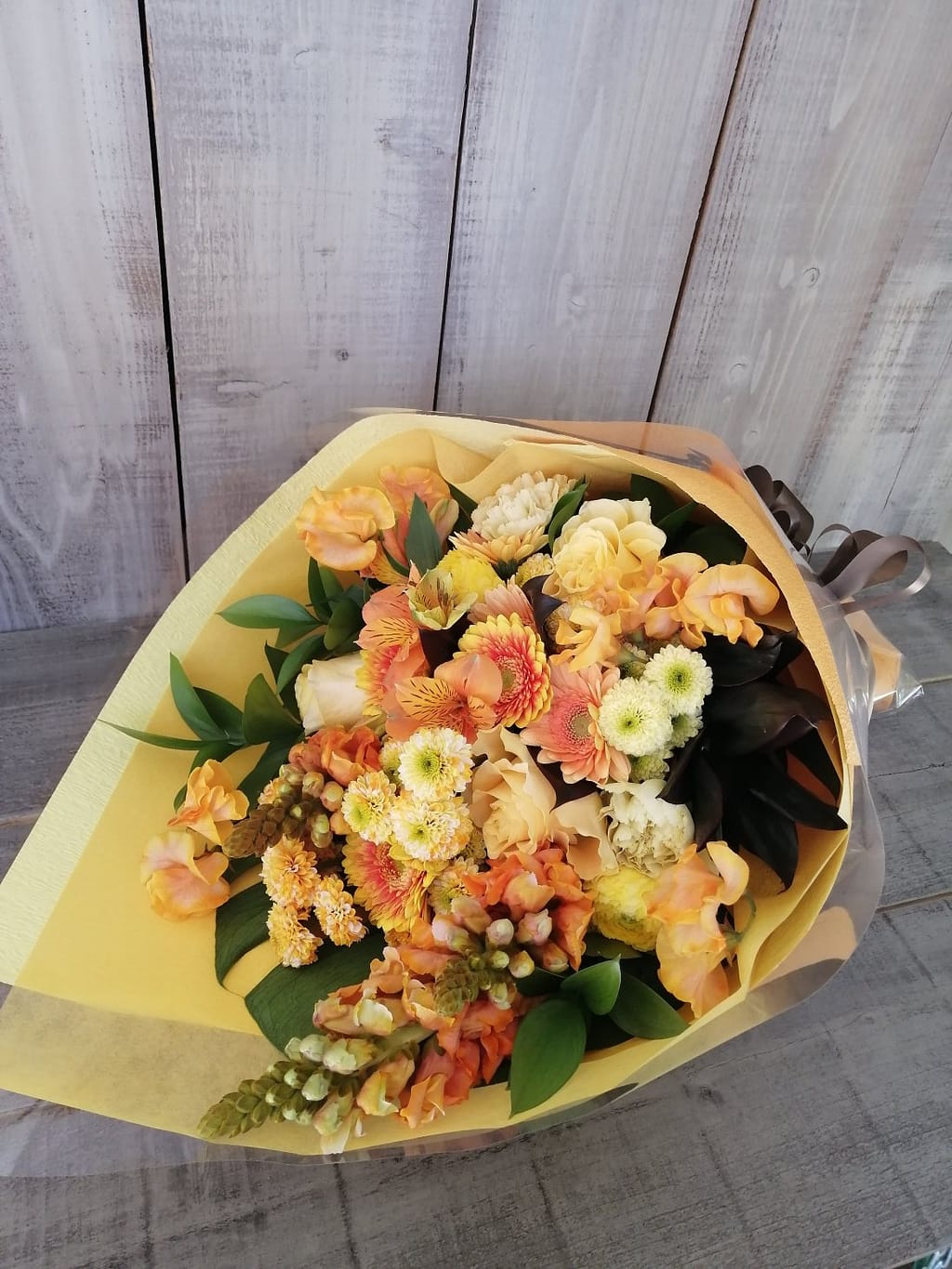 退職用の花束。男性用。オレンジ系。
