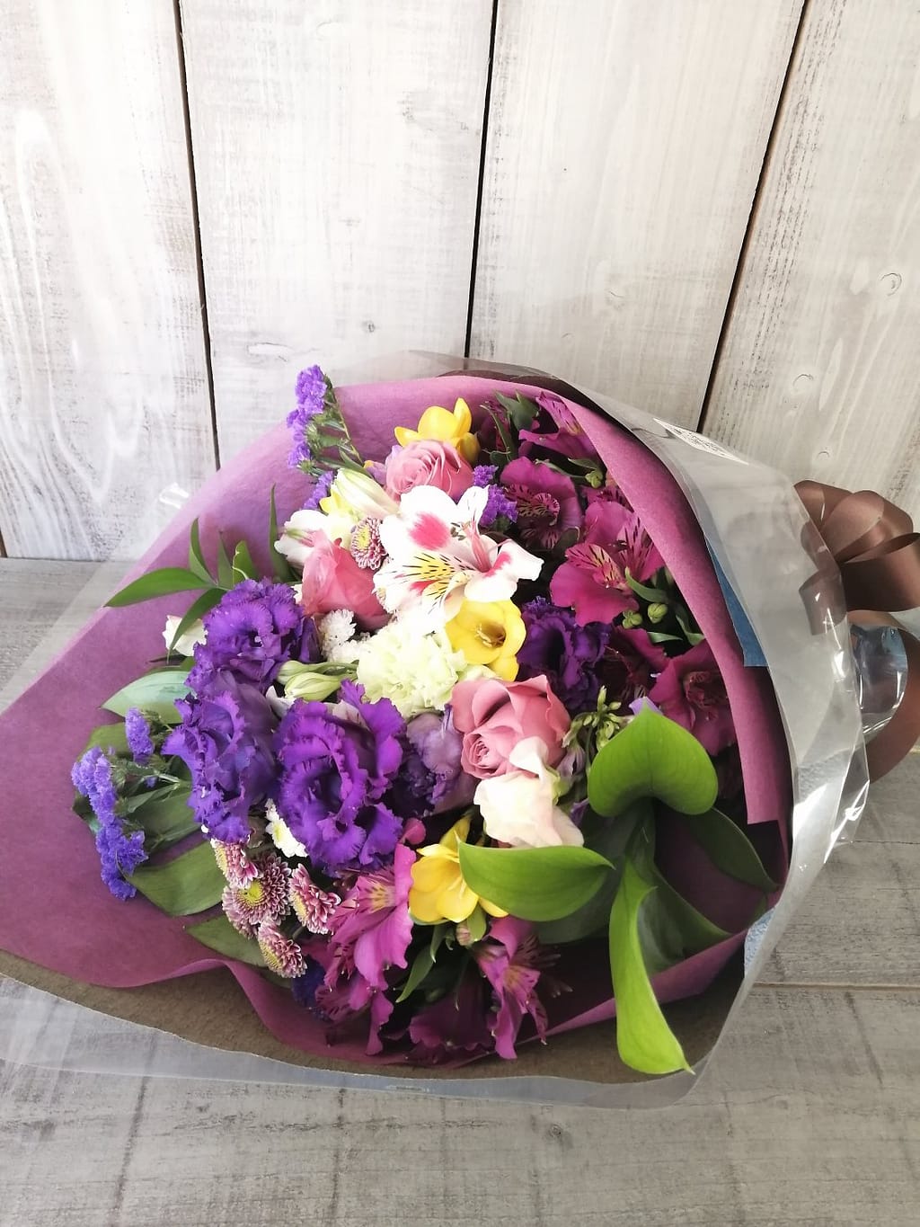 退職用の花束。男性用。紫系