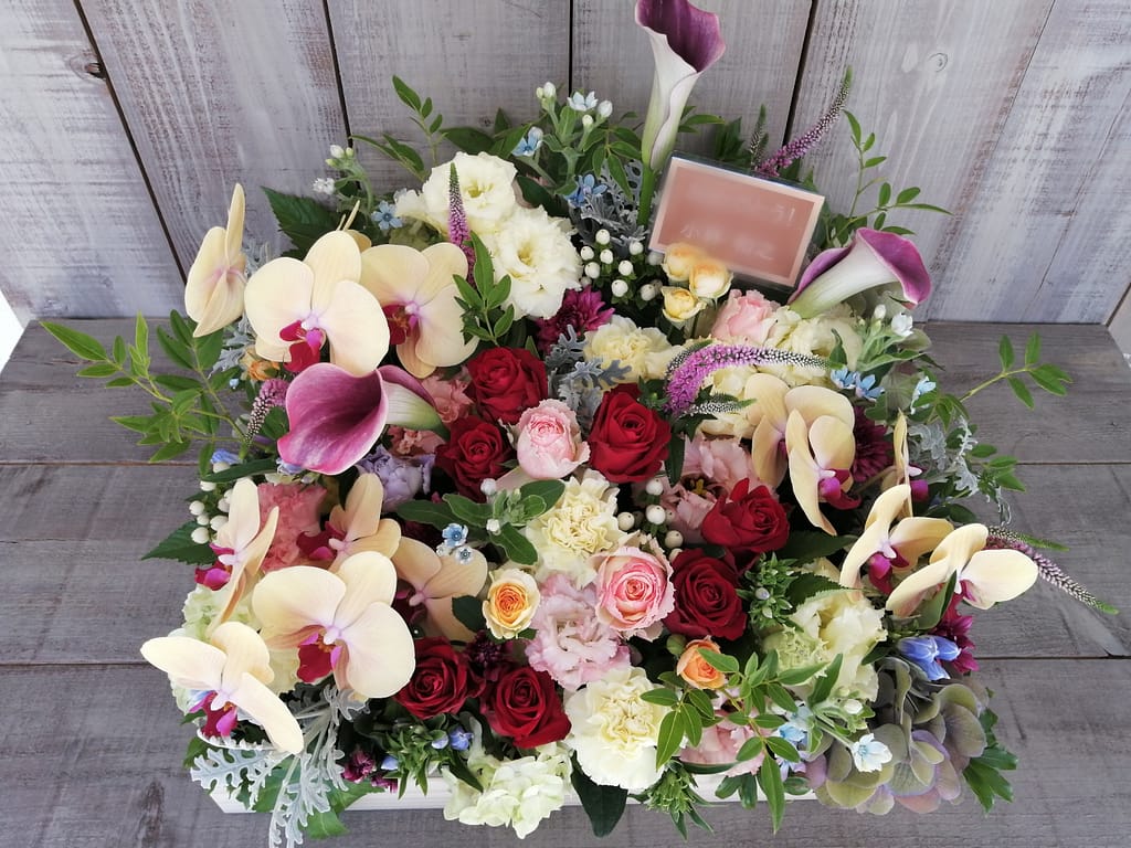中央区銀座にお届けした開店御祝いのボックスフラワーアレンジメントXサイズ