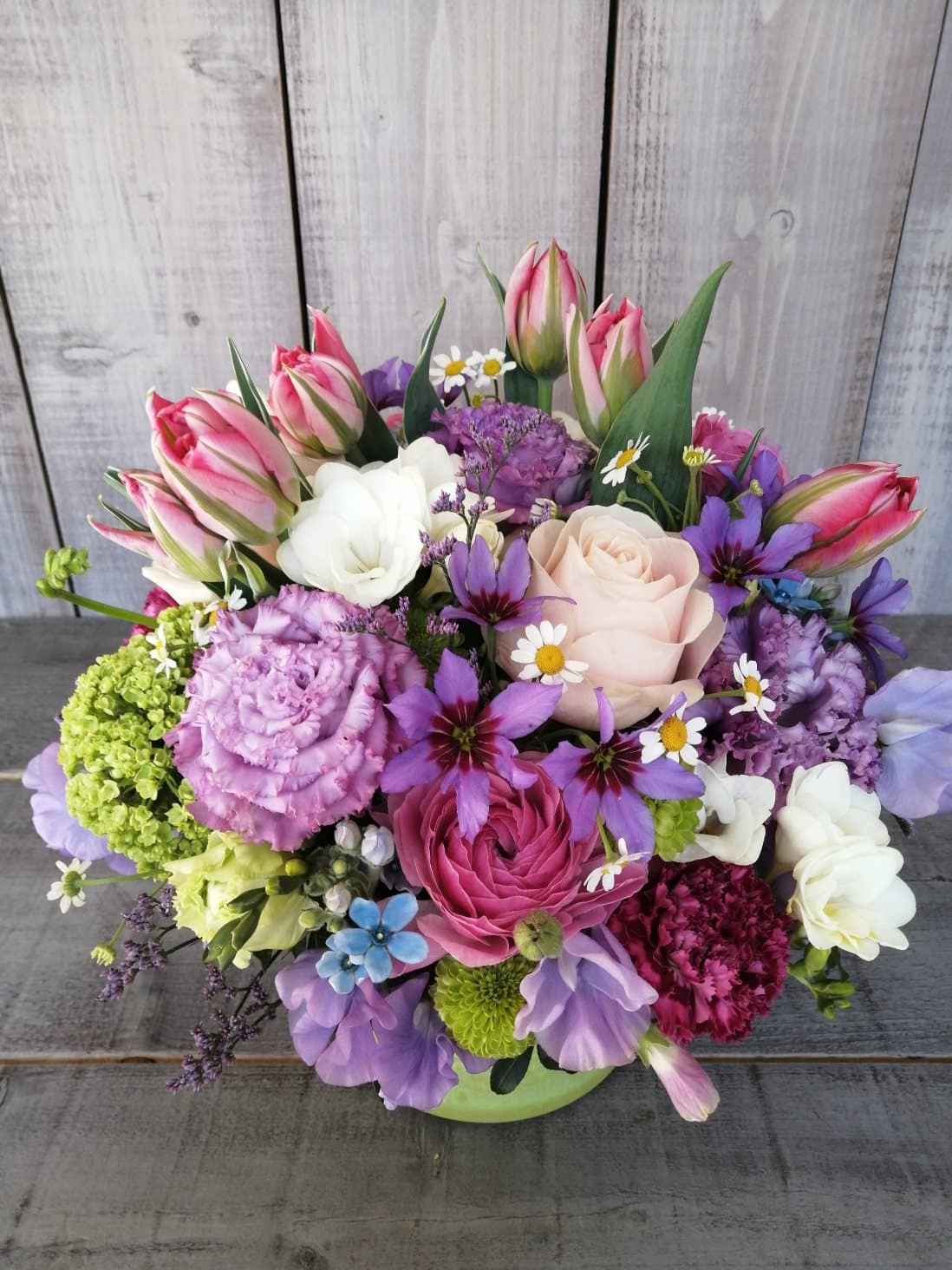 春の花材のアレンジメント