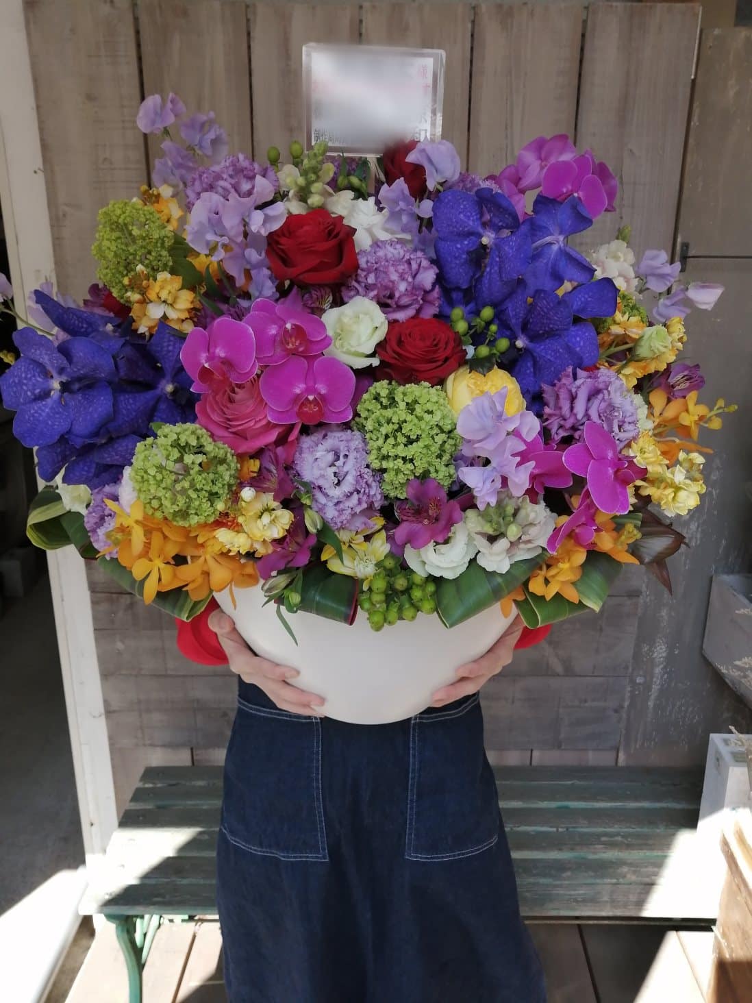 豪華なアレンジメント。新宿区にお届け。