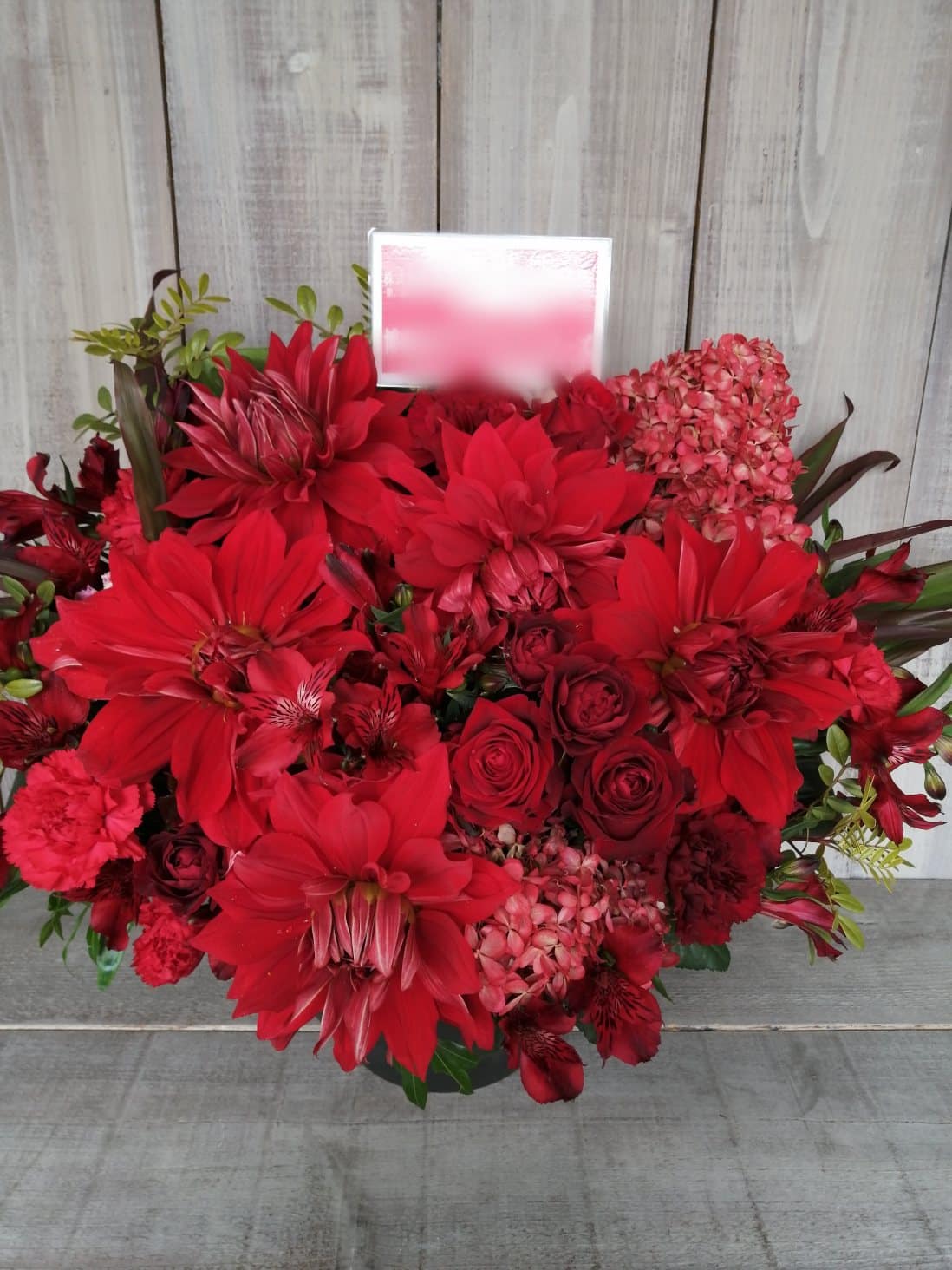 赤いダリアのアレンジメント