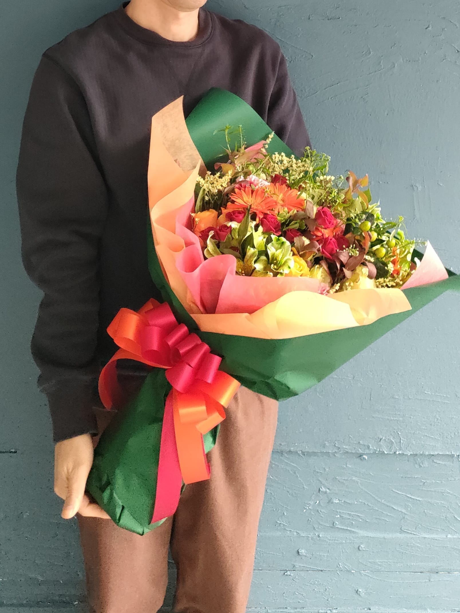 花束を手に TODAホールに花束 - 花と植物ルオンカ 個性的な花贈りを提案 東急大