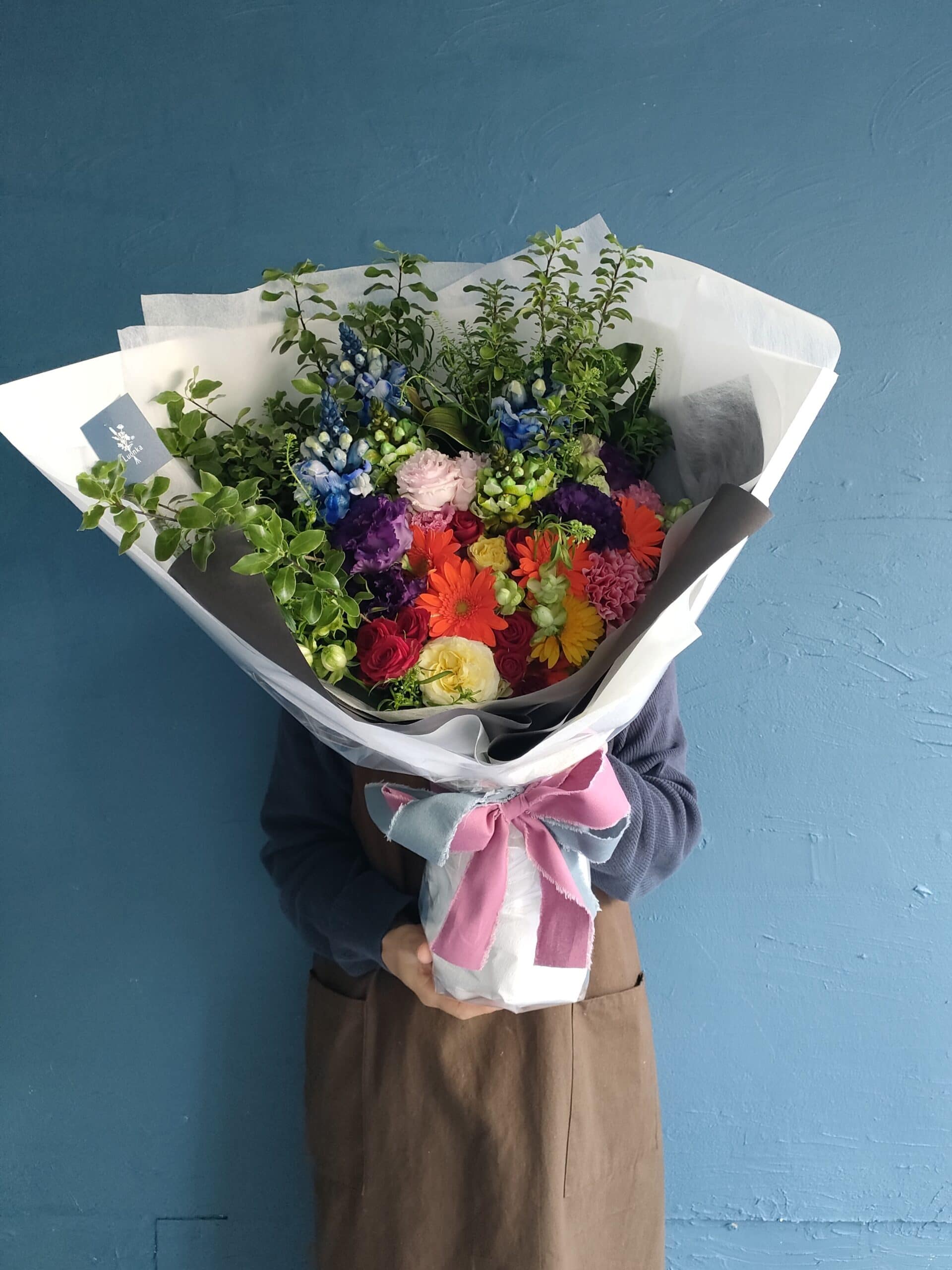 タックス(TACS) お台場スタジオに花束 - 花と植物ルオンカ 個性的な花