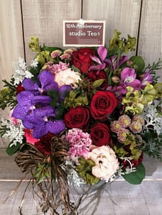 港区南青山の美容室への御祝の花（アレンジメント）