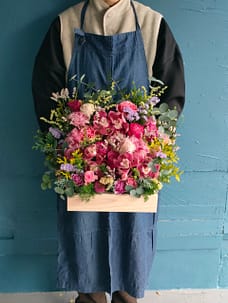 北海道にお届けした誕生日御祝のボックスアレンジメントフラワー