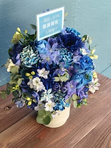 武蔵野市ユメノギャラリーにお届けした青いアレンジメントフラワー