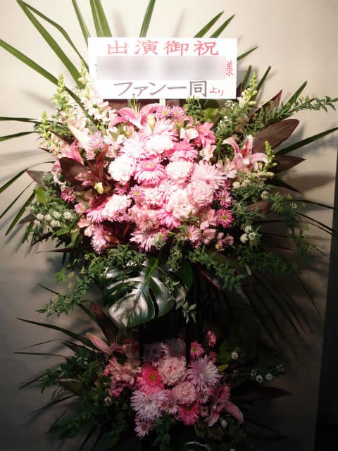 場所:千本桜ホール イメージ:おまかせ、おすすめ 用途:公演ロビー花 その他:スタンド花2段