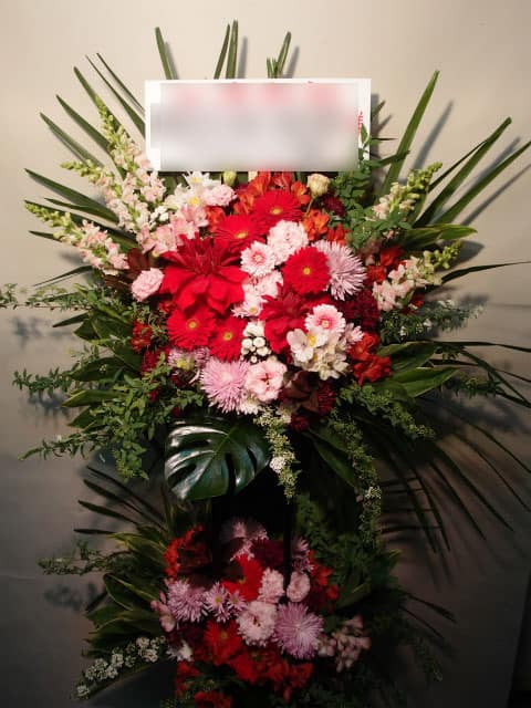 場所:千本桜ホール イメージ:おまかせ、おすすめ 用途:公演ロビー花 その他:スタンド花2段