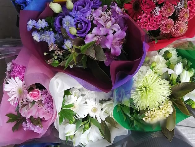 番組終了　花束　メンバーカラー