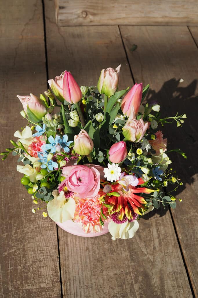 春の花材のアレンジメント。誕生日御祝い。千代田区にお届け。