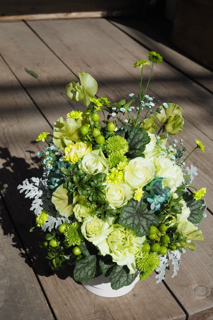 緑系のアレンジメント。港区西麻布にお届け。開店御祝いに。