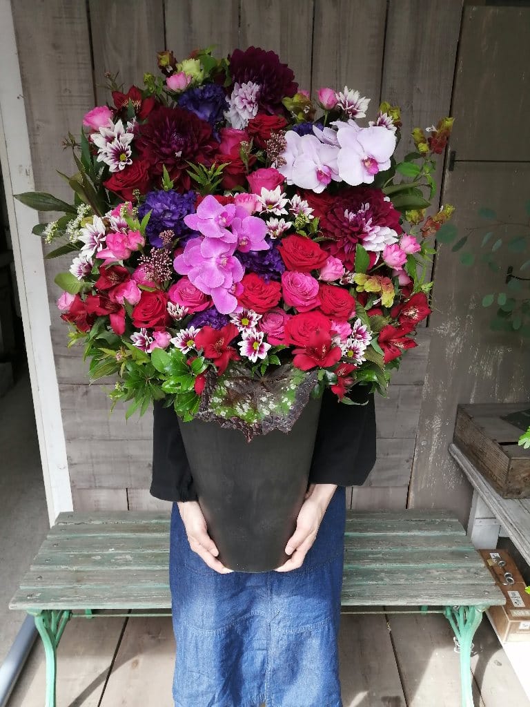 目黒区碑文谷にお届けした誕生日御祝いの豪華なアレンジメント