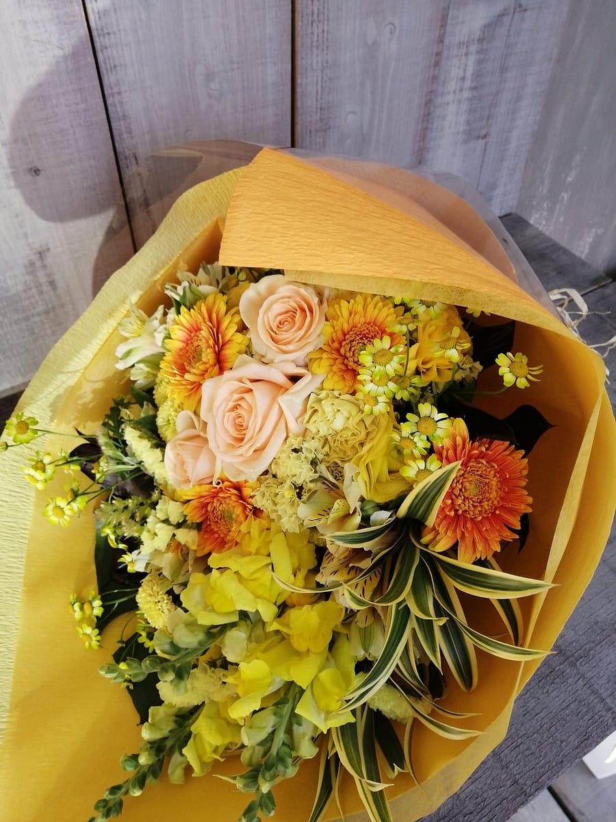 黄色とオレンジ系の花束