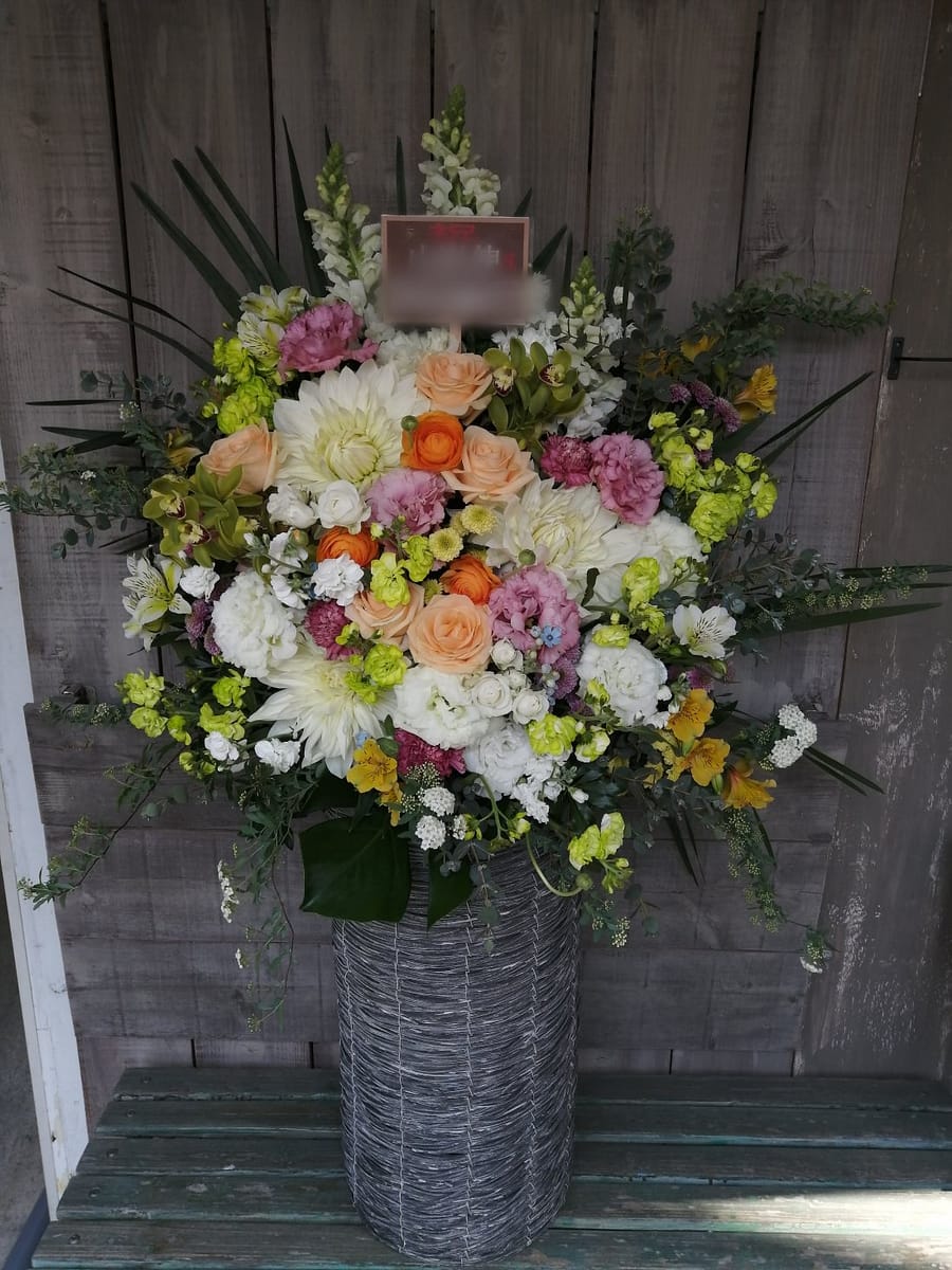 新宿オリンパスギャラリーにお届けした背高めのアレンジメント