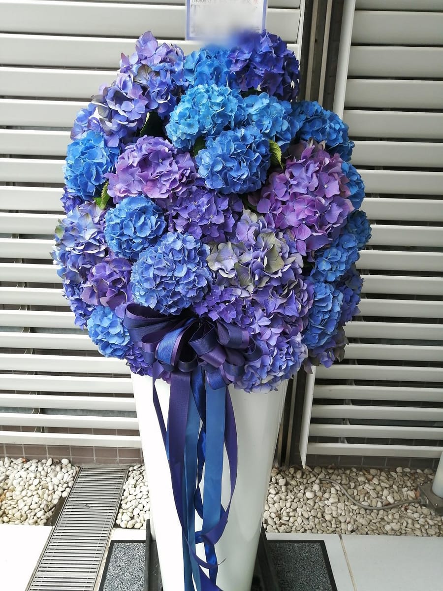 アジサイのみの豪華なアレンジメント