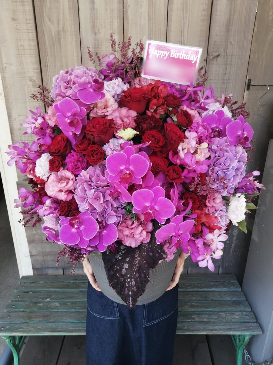 誕生日御祝いの豪華なピンクのアレンジメント