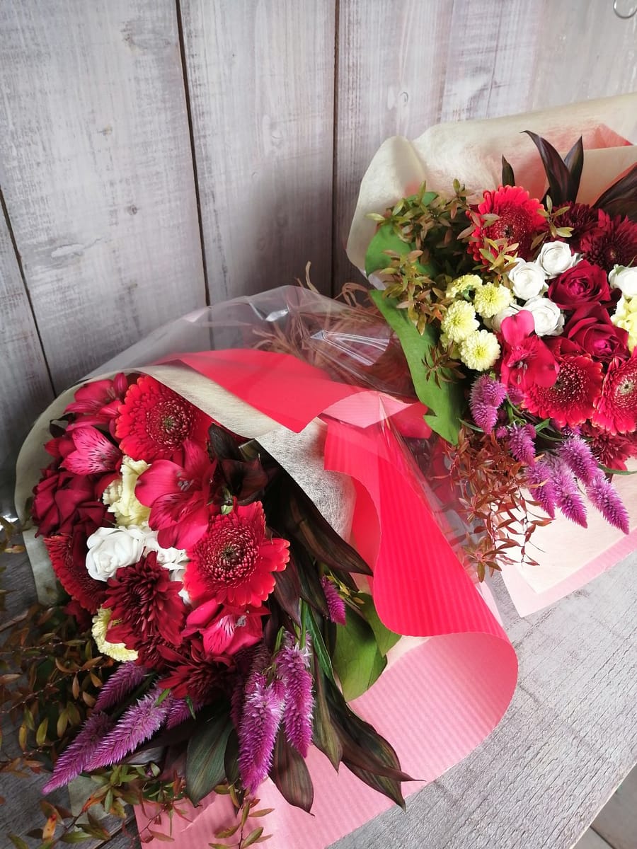 台場にお届けした映画クランクアップの花束主演の二人に