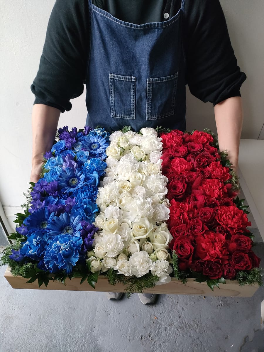 フランス国旗を花で