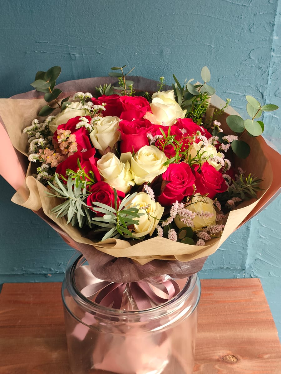 プロポーズ花束赤バラ12本白バラ8本