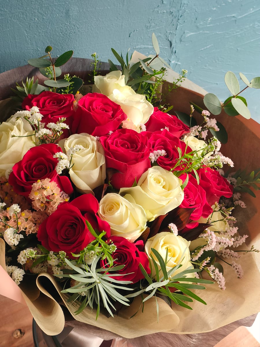 プロポーズ花束赤バラ12本白バラ8本